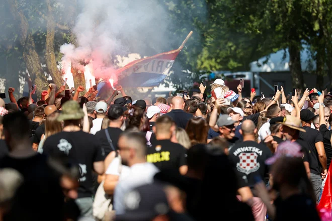 Pirotehniko je na Hipodrom prepovedano prinašati, a kaj bo gotovo ušlo skozi nadzor. FOTO: Borut Zivulovic/Reuters