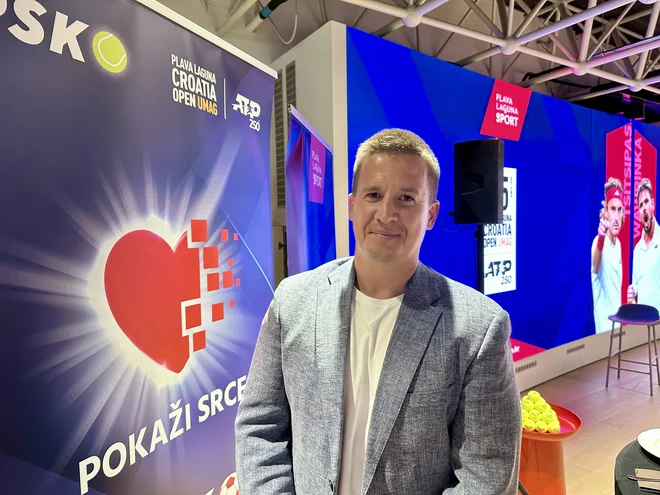 Tomislav Poljak kot direktor bedi nad teniškim spektaklom v Umagu. FOTO: Miha Šimnovec