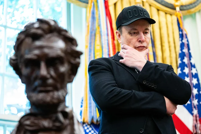 Elon Musk v Ovalni pisarni Bele hiše konec maja. FOTO: Allison Robbert/AFP