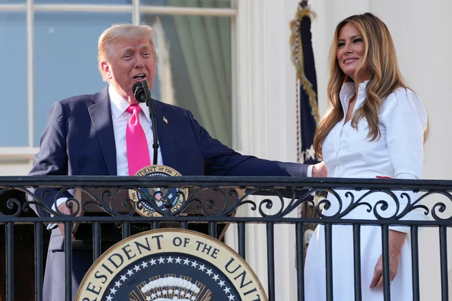 Predsednik Donald Trump je skupaj s prvo damo Melanio praznoval dan neodvisnosti in sprejem velikega čudovitega zakona. FOTO: Leah Millis/Reuters