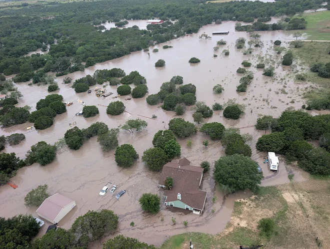 Poplave v bližini teksaškega Kerrvilla. FOTO: U.S. Coast Guard/Reuters