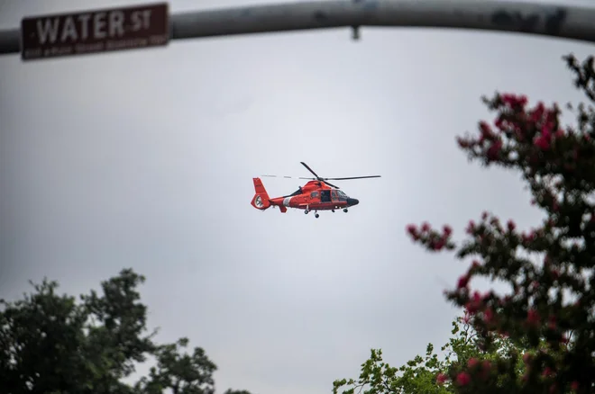 Helikopter nad poplavljenim območjem. FOTO: Sergio Flores/Reuters