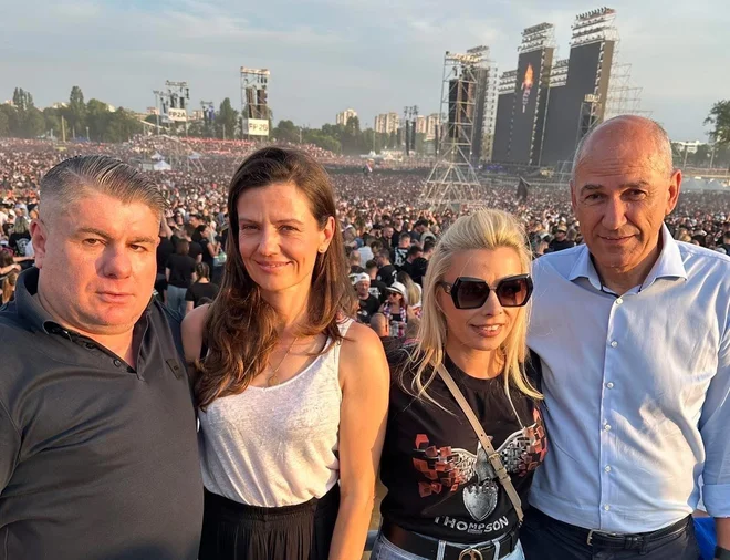 Na tribunah VIP je bilo več znanih obrazev, med drugim Janez Janša in njegova žena Urška Bačovnik. FOTO: omrežje X