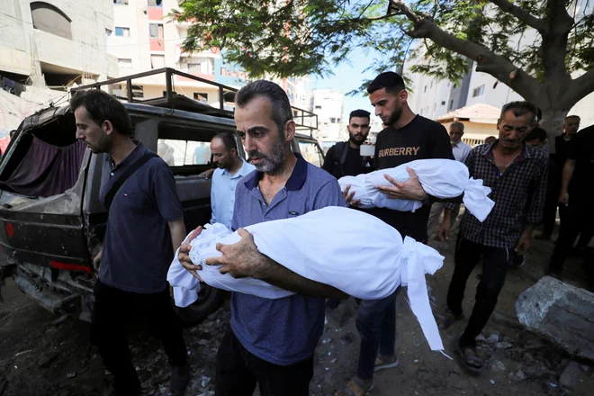 Izrael medtem nadaljuje napade v palestinski enklavi. FOTO. Mahmoud Issa/Reuters