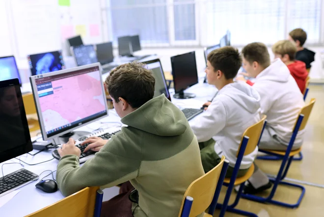 Novi predmet informatika in digitalne tehnologije bodo sedmošolci dobili v šolskem letu 2028/29. FOTO: Blaž Samec/Delo