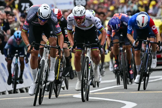Mathieu van der Poel (levo) je tako kot na letošnji dirki Milano–Sanremo v šprintu ugnal Tadeja Pogačarja. FOTO: Loic Venance/AFP
