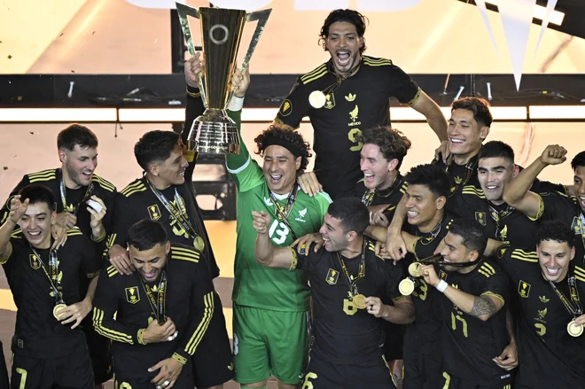 Vratgar mehiške nogometne reprezentance Guillermo Ochoa in njegovi kolegi so se v Houstunu veselile velike zmage. FOTO: Jerome Miron/Imagn Images Via Reuters Connect