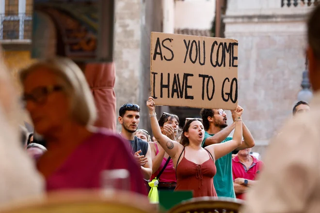 Val protestov proti nereguliranim kratkoročnim najemom in posledicam, ki jih prinaša množični turizem, se krepi, v ospredju kritik pa se najpogosteje znajde platforma Airbnb. FOTO: Francisco Ubilla/Reuters