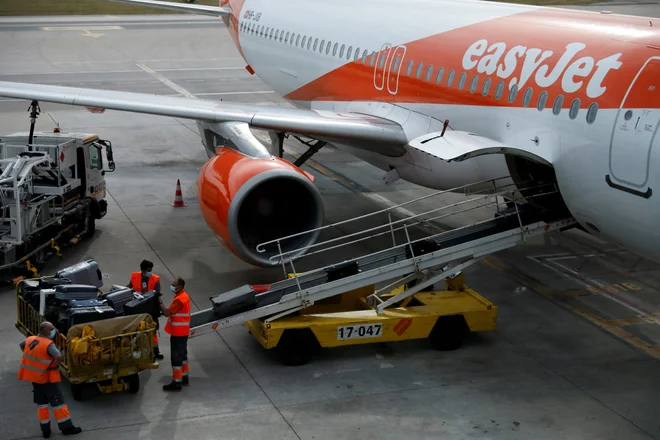 Pravila letalske družbe Easyjet potnikom dovoljujejo, da na krov brezplačno vzamejo eno manjšo torbo. FOTO: Rafael Marchante/Reuters