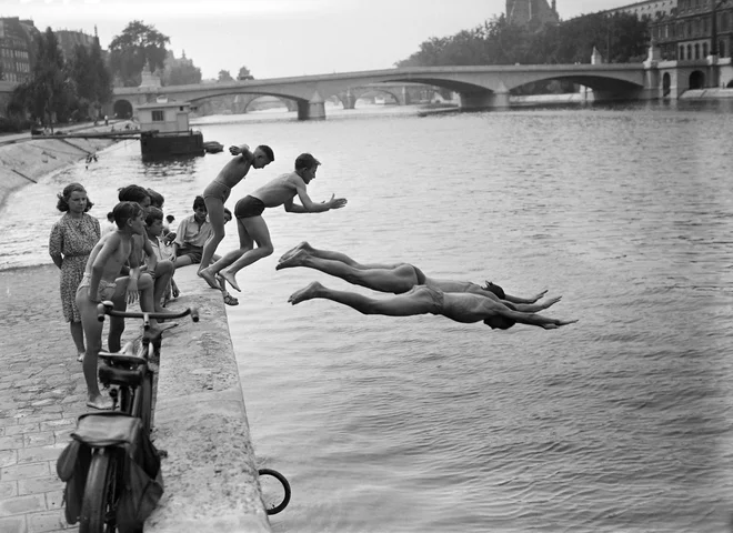 Sena je bila prikladna za osvežitev tudi med vročinskim valom julija 1949. FOTO: AFP