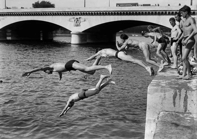 Skok v reko blizu mostu Iéna v Parizu med vročinskim valom na začetku poletja 1946 FOTO: AFP