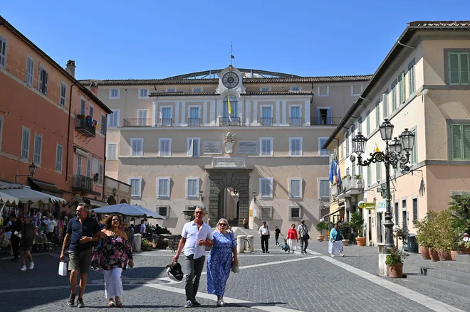 Osrednja Apostolska palača v Castel Gandolfu je zdaj muzej, papež bo dopust preživel v Villi Barberini. FOTO: Andreas Solaro/AFP
