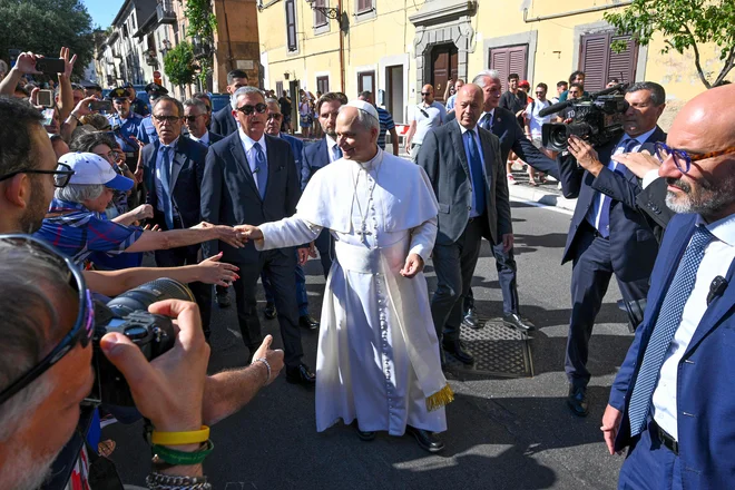 Papeža Leona XIV., ki je obnovil bivanjske standarde predhodnikov pred Frančiškom, je ob prihodu v Castel Gandolfo tako kot povsod pozdravila množica vernikov. FOTO: Andreas Solaro/AFP