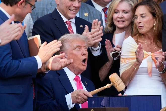 Trumpov javni poziv guvernerju Jeromu Powellu, da zniža osrednjo obrestno mero ter morda ponovno razmisli o odkupih državnih obveznic, ki bi vplivali na ugodnejše pogoje zadolževanja, ni presenetljiv. FOTO: Alex Brandon/AFP