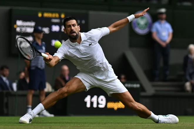 Na turnirju za grand slam v Wimbledonu bomo danes dobili vse udeležence četrtfinala. Novak Đoković je ob 14.40 začel dvoboj proti Avstralcu Alexu de Minaurju. Jannik Sinner pa se bo pomeril z Grigorjem Dimitrovom. Foto: Glyn Kirk/Afp