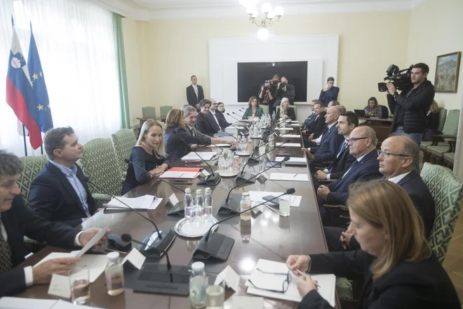 Predsednika vlade ta teden čakajo pogovor z ustavnimi pravniki, izvršni odbor Gibanja Svoboda, koalicijsko srečanje, nato pa še vrh parlamentarnih strank. FOTO: Jure Eržen