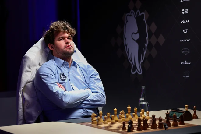 Magnus Carlsen za zdaj uspešno odbija napade mladega šahovskega vala. FOTO: Gonzalo Fuentes/Reuters