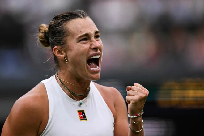 Arina Sabalenka prav posebne podpore v zadnjih treh letih v Wimbledonu ni bila deležna, zdaj pa je občinstvo nad njeno igro navdušeno. FOTO: Kiril Kudrjavcev/AFP