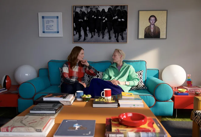 Film Pedra Almodóvarja Sosednja soba je zgodba o lepoti življenja in neizbežnosti smrti s Tildo Swinton in Julianne Moore v glavnih vlogah. FOTO: promocijsko gradivo