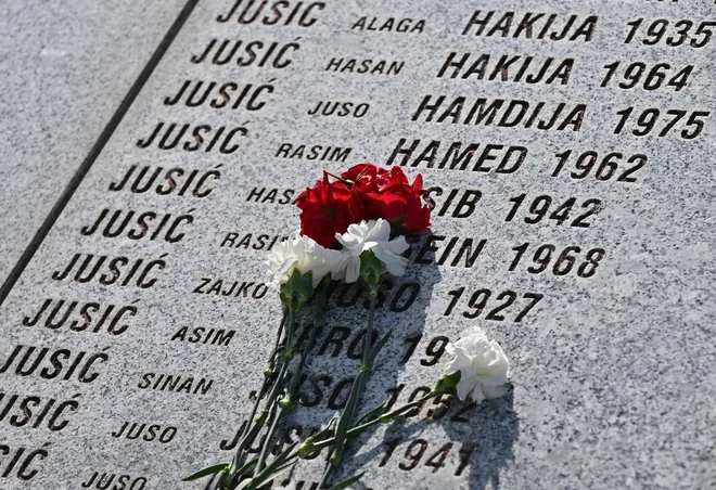 V genocidu je po uradnih podatkih umrlo nekaj več kot osem tisoč ljudi. Število žrtev naj bi se v resnici gibalo okrog deset do enajst tisoč. FOTO: Žiga Živulović Jr./Agencija Bobo
