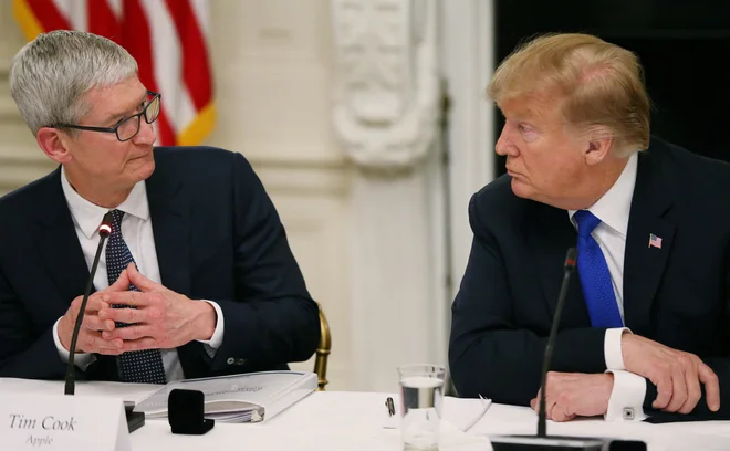 Applov prvi mož, Tim Cook, je glede kazni EU potožil ameriškemu predsedniku Donaldu Trumpu. FOTO: Leah Millis/Reuters