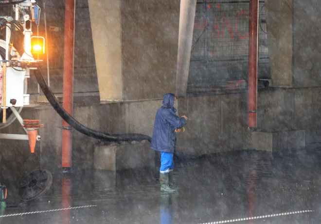 Črpanje vode iz podvoza na Dunajski cesti FOTO: Dejan Javornik