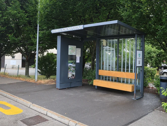 Njegova postelja je klop na avtobusni postaji. FOTO: Dejan Javornik