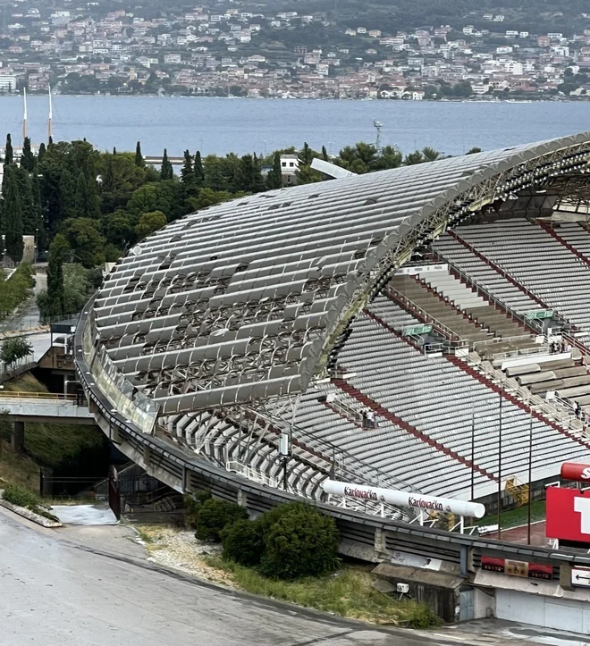 Huda nevihta je v Splitu poškodovala streho stadiona Poljud. FOTO: X