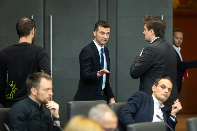 Včeraj je prve rešitve iz referendumske zagate iskala koordinacija vodij poslanskih skupin strank koalicije. FOTO: Voranc Vogel