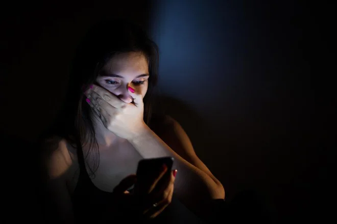 Vse več je groženj in izsiljevanja s seksualno vsebino žrtve, ki so jo storilci ustvarili s pomočjo umetne inteligence. (Fotografija je simbolična.) FOTO: Stanislaw Mikulski/Shutterstock