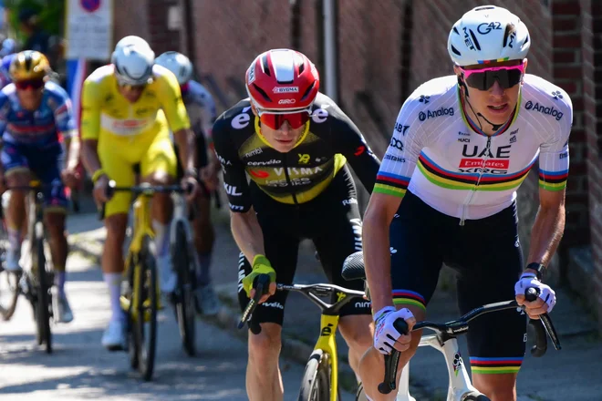 Jonas Vingegaard in Tadej Pogačar sta uprizorila pravi dvoboj v 4. etapi, v 5. se na cesti (najbrž) ne bosta srečala. Če bi se, bi bila to za Jonasa slaba novica. FOTO: AFP