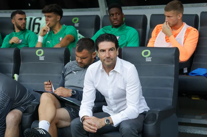 Trener Olimpije Jorge Simao je igralcem že pred tekmo povedal, da se bo o zmagovalcu odločalo v Almatiju FOTO: Voranc Vogel/Delo