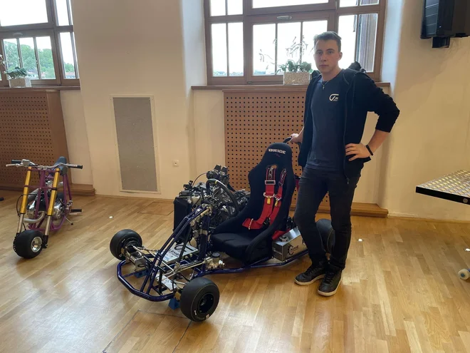V devetem razredu je začel projekt gokart. Razvija ga, riše, konstruira, izdeluje: vari, ukrivlja cevi, uporablja različne CNC-tehnologije ... in tako se iz prakse uči, kako je treba nekaj skonstruirati, da deluje in hkrati razmišljati o tem, da ni prezahtevna izdelava. FOTO: osebni arhiv