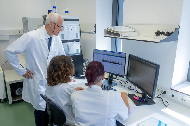 Analiza podatkov iz aparata sistem za proteomiko – masni spektrometer visoke resolucije, sklopljen z nano HPLC-kromatografijo (nHPLC-HRMS; platforma Orbitrap QExactive Biopharma Plus (Thermo Scientific)); prof. dr. Uroš Potočnik; Doroteja Golob, mag. kem., in dr. Maya Petek FOTO: arhiv UM


 

