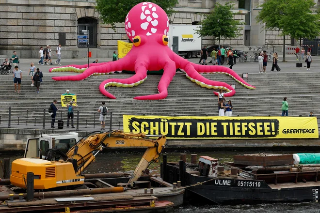 Okoljska organizacija Greenpeace si prizadeva, da bi globokomorsko rudarjenje preprečili. Takole so pred dnevi protestirali pred nemškim parlamentom. FOTO: Odd Andersen/AFP


 
