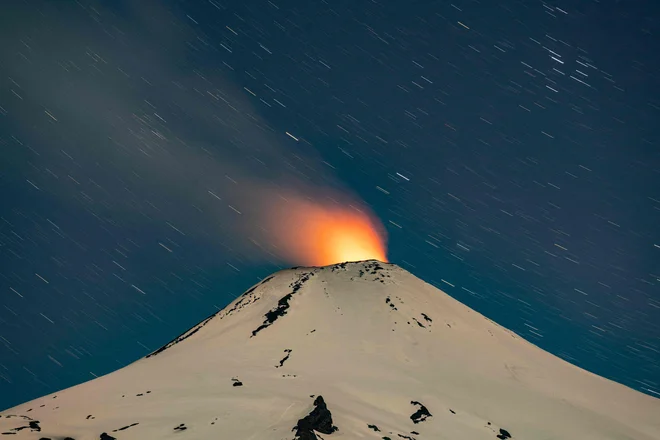 Na fotografiji je vulkan Villarrica, okoli 800 km južno od Santiaga v Čilu. FOTO: Martin Bernetti/AFP