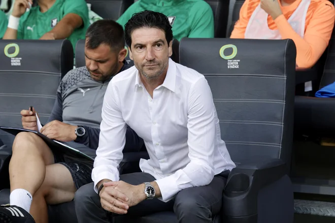 Prva tekma na Olimpijinem trenerskem stolčku se za Jorgeja Simaa ni izšla po željah. FOTO: Voranc Vogel/Delo