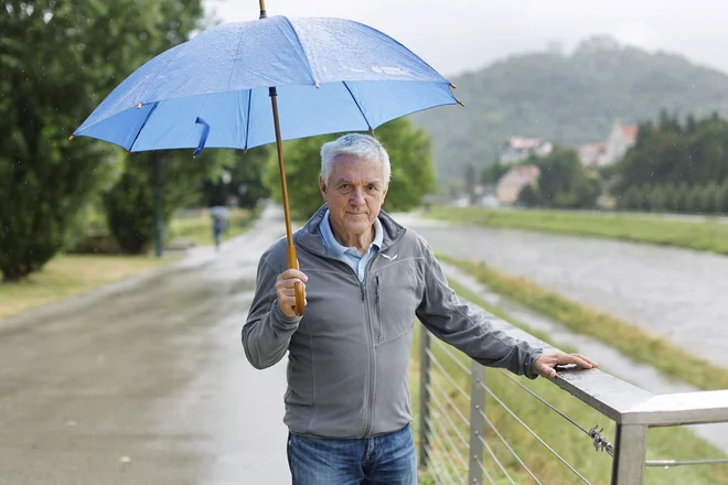 Član sveta za obnovo Rok Fazarinc: »Poudarek je na odpornosti. Če imaš obute škornje, lahko stopiš v vodo. Če imaš salonarje, ne moreš. Kupiti moramo škornje in vedeti, do kod voda lahko seže.« FOTO: Leon Vidic/Delo