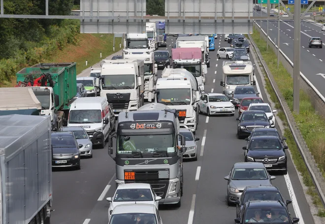 Po podatkih iz leta 2023 je v Ljubljani delalo dobrih 142 tisoč prebivalcev iz drugih občin, poleg tega je glavno mesto obremenjeno še s tranzitnim prometom. FOTO: Dejan Javornik/Delo
