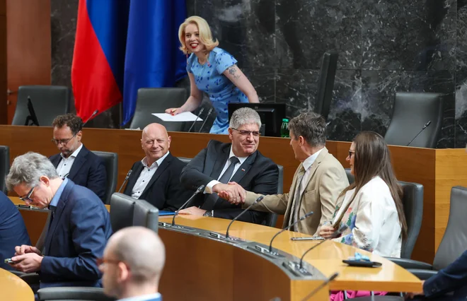 Boštjan Poklukar kljub številnim očitkom iz opozicije ostaja minister za notranje zadeve. FOTO: Matej Družnik
