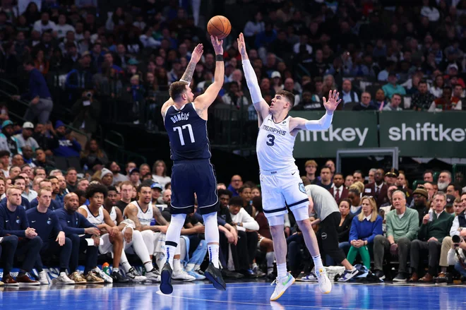 Jake LaRavia in Luka Dončič. FOTO: Sam Hodde/Getty Images Via AFP