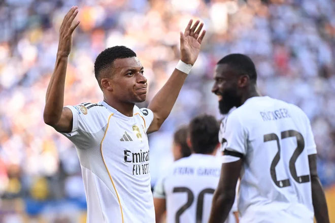 Kylian Mbappe in soigralci so morali čakati v zraku. FOTO: David Ramos/AFP