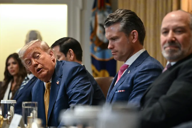 Ameriški predsednik Donald Trump med zasedanjem njegovega vladnega kabineta. Ob njem sedi obrambni minister Pete Hegseth, ki naj bi prejšnji teden na lastno pest zamrznil del vojaške pomoči Ukrajini. FOTO: Andrew Caballero-Reynolds/Afp