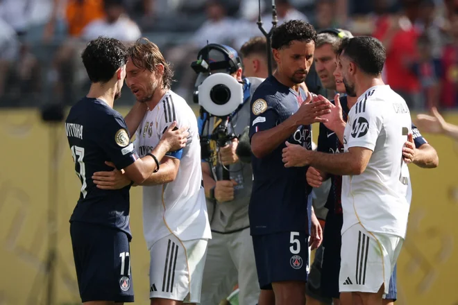 Modrić je prejemal čestitke na igrišču. FOTO: Mike Segar/Reuters
