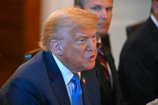 Donald Trump stiska svoje trgovinske partnerice. FOTO: Andrew Caballero-Reynolds/AFP