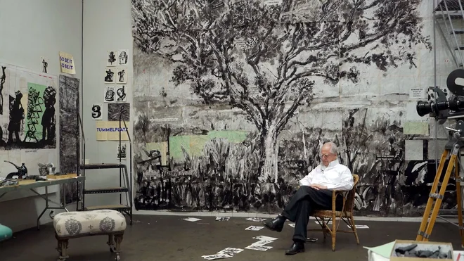 Kentridge v seriji ostaja zavezan svoji značilni risbi z ogljem, a jo s stop motion animacijo razmahne onkraj platna, da podobe gibke in spreminjajoče se zaživijo pred gledalcem. FOTO: promocijsko gradivo