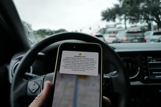Z novim sistemom bodo posredovali nujna opozorilna sporočila uporabnikom mobilnih telefonov, ki bodo na določenem ogroženem območju. FOTO: Spencer Platt/AFP
