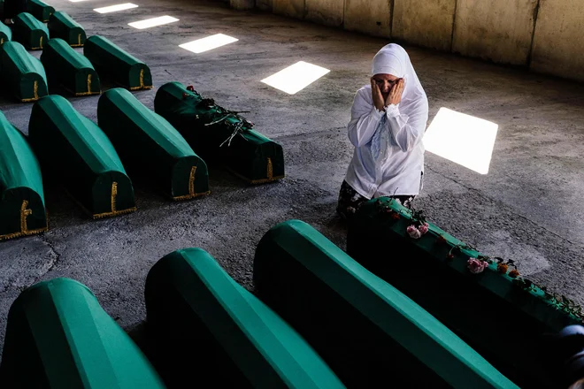 Žalovanje ob 136 novo odkritih žrtvah genocida pred desetimi leti FOTO: Dimitar Dilkoff/AFP