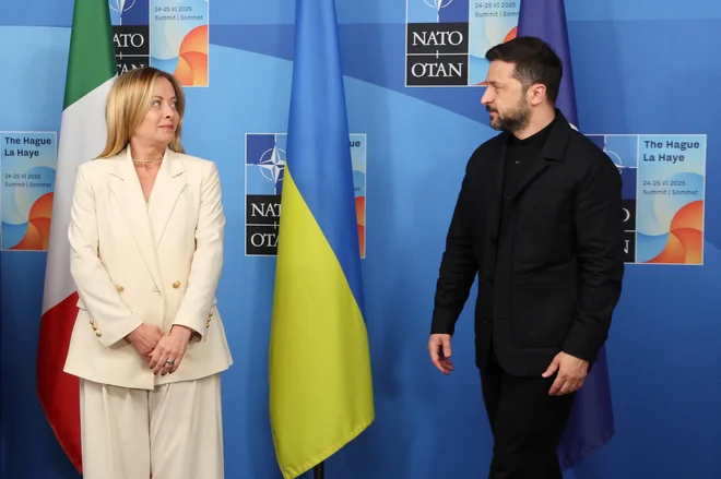 Giorgia Meloni in Volodimir Zelenski na srečanju v Haagu junija letos FOTO: Ludovic Marin Via Reuters