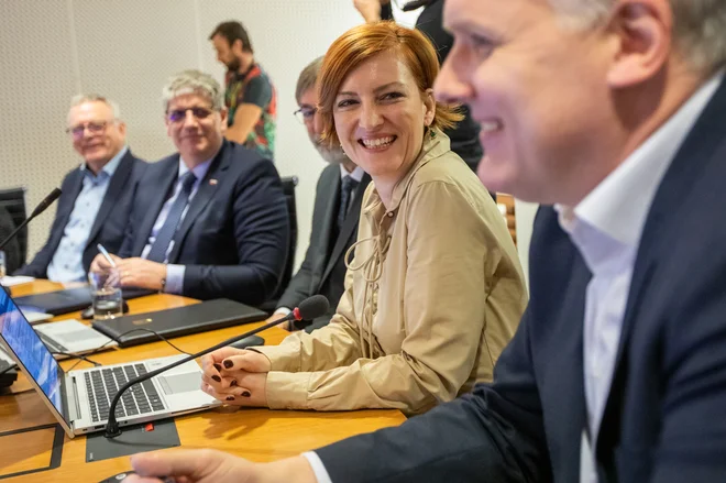 Da bi Vrečkovi kot ministrici izrekli nezaupnico, bi za to moralo glasovati 46 poslancev. FOTO: Voranc Vogel